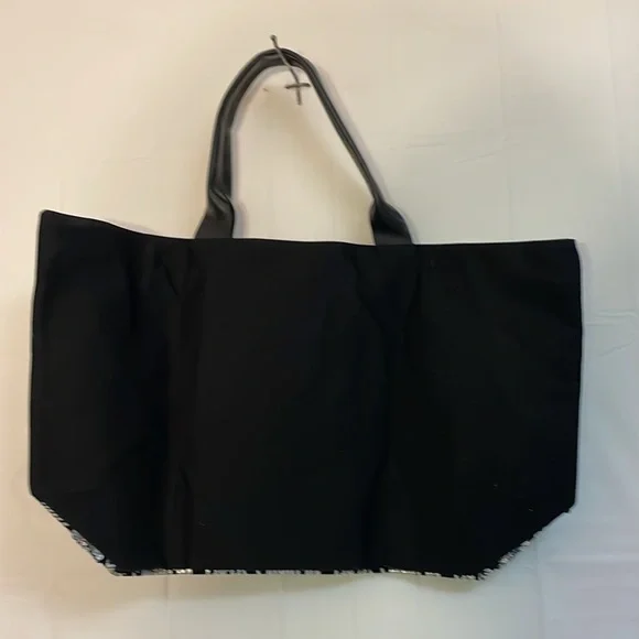 Victoria’s Secret sparkle tote bag comes with small cosmetic bag - Picture 5 of 7